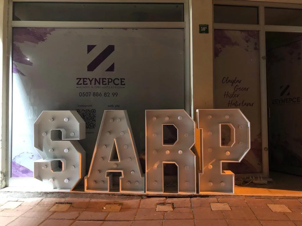 Büyük Işıklı Harf Kiralama
