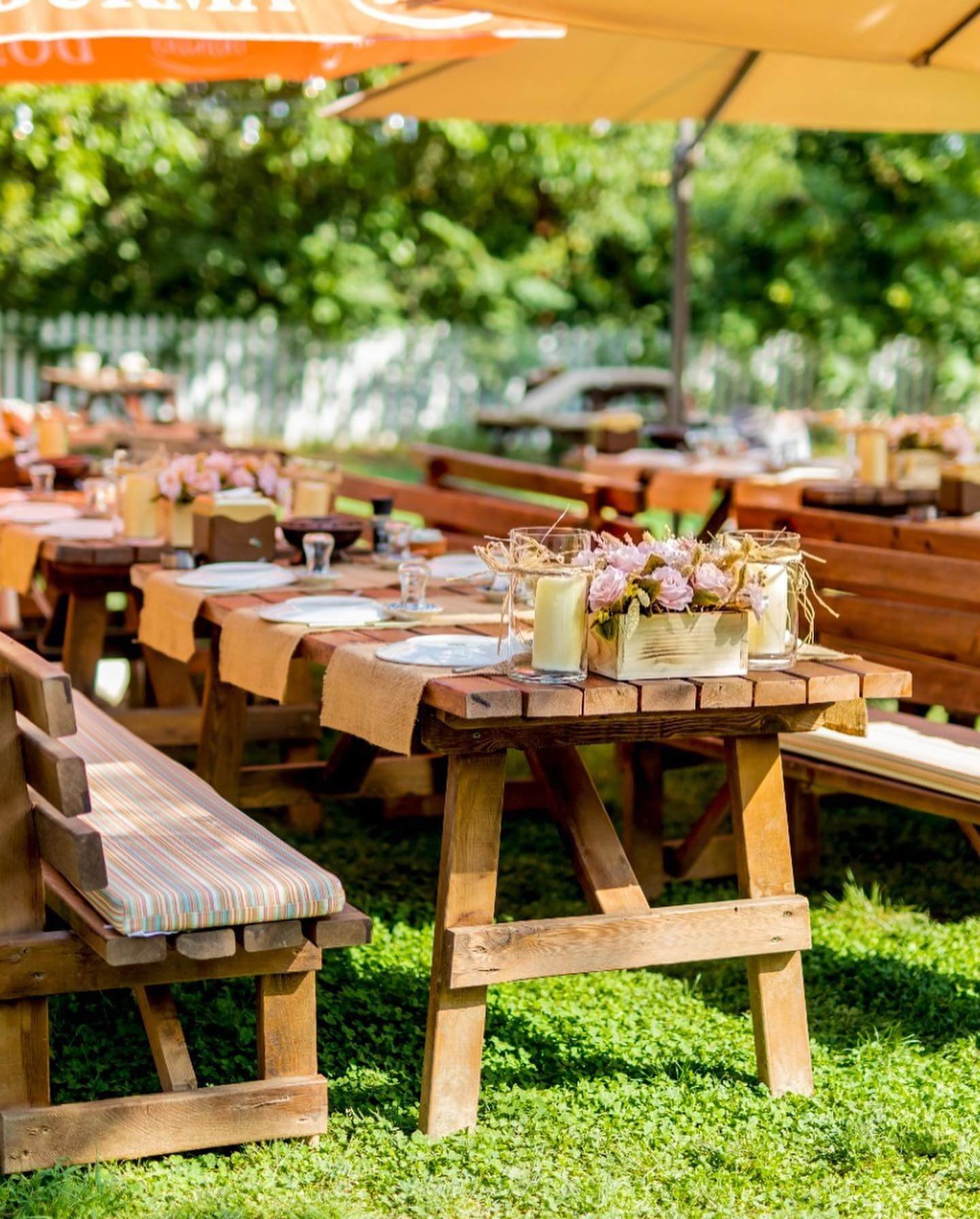 Nişan organizasyonunda, DJ performansı eşliğinde eğlenen davetliler ve arka planda rengarenk balon süslemeleriyle dolu, enerjik bir kutlama anı.