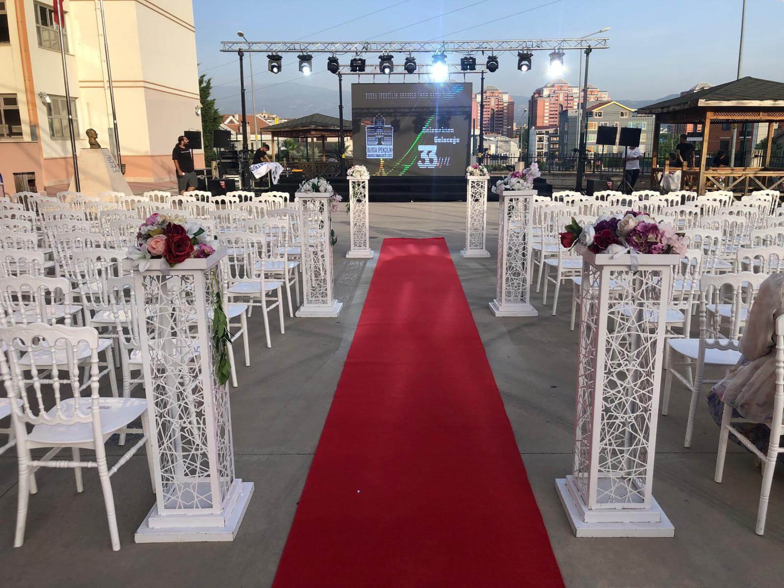 Zeynepce Ajans ekibinin, yeni bir işyeri açılışında ses sistemi kurulumunu yaparken ve konfeti gösterisi için son kontrolleri gerçekleştirirken çekilmiş dinamik bir saha fotoğrafı.