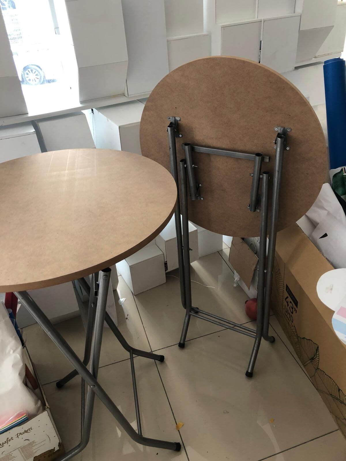 Zeynepce Ajans ekibi, bir nişan organizasyonu sırasında ses sistemi kurulumunu yaparken ve balon süslemelerini son kontrollerden geçirirken.