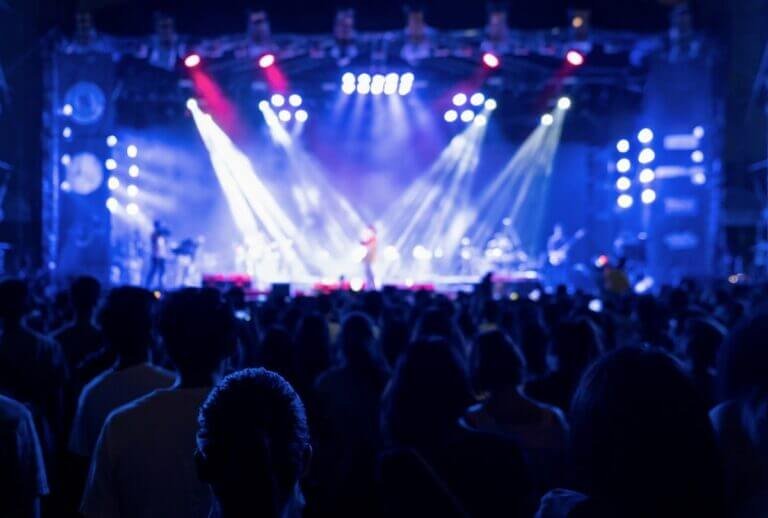 Bursa Nilüfer'de yeni açılan bir mağazanın önünde, canlı renklerde zincir balonlarla süslenmiş açılış kemeri ve hosteslerin misafirleri karşıladığı hareketli açılış organizasyonu.