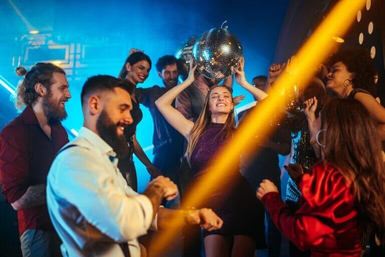 Bursa'da bir şirket açılış organizasyonunda, davetlilerin ağırlandığı şık kokteyl masaları ve marka renklerine uygun dekor detayları.