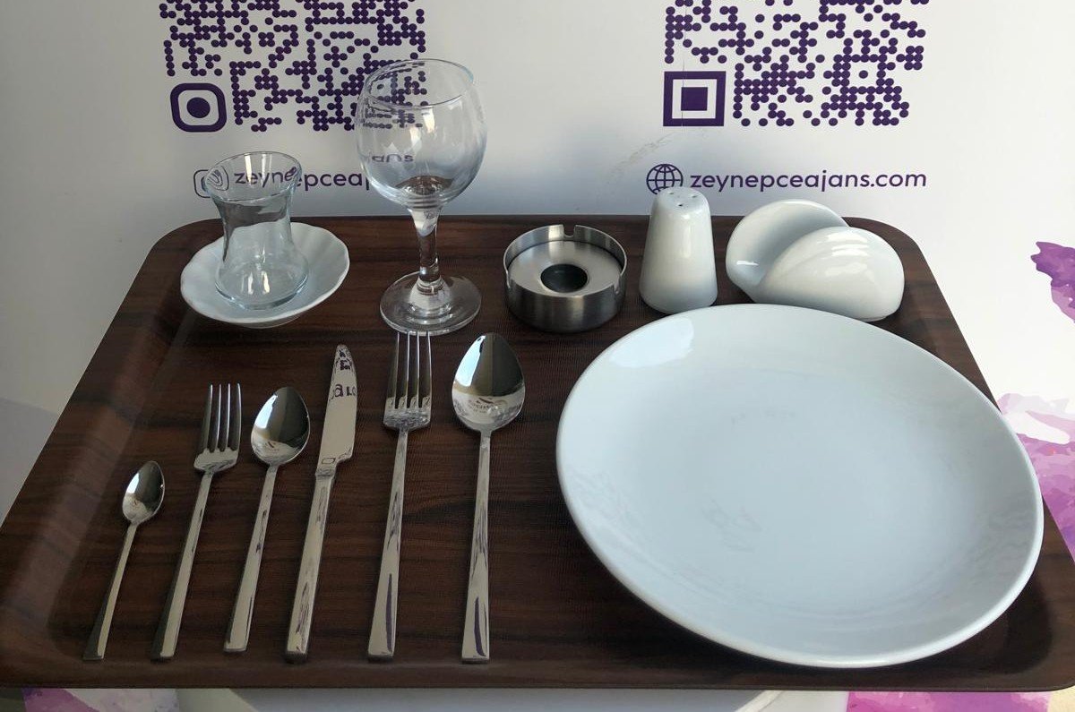 Yoğun ışık ve ses sistemleriyle donatılmış bir bayi toplantısı sahnesinde, sunum yapan konuşmacının dinleyicilerle etkileşim anı.