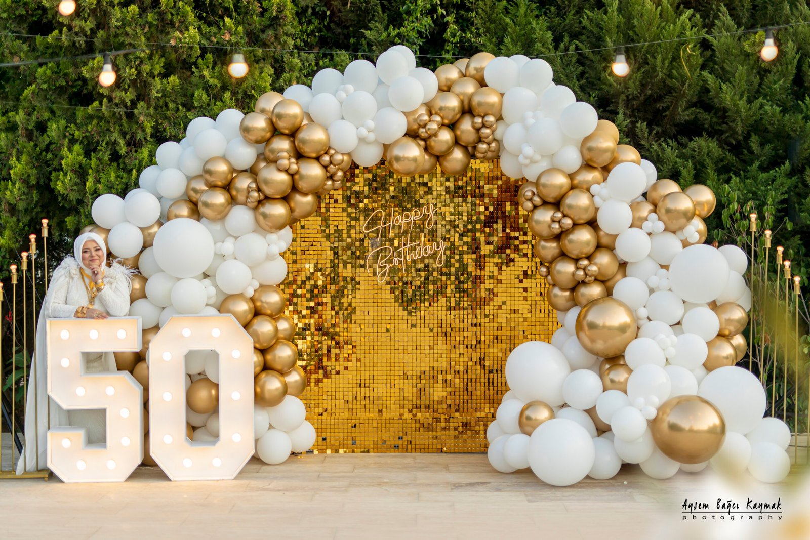 Zeynepce Ajans ekibinin konsept masayı son detaylarıyla hazırladığı bir an, üzerinde temalı pasta ve parti malzemeleri.