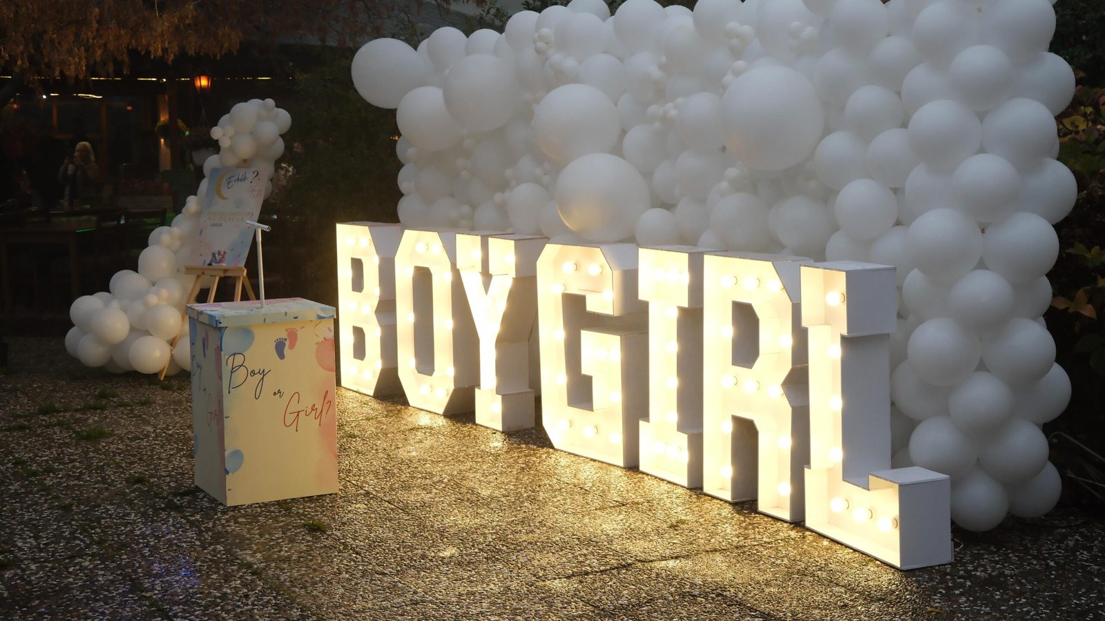 Bursa Nilüfer'de çocuk doğum günü partisi için renkli balon süslemelerle donatılmış, ışıklı harflerin olduğu konsept masa.